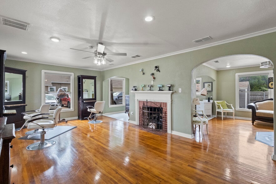 More Photos Of 810 18th St, Plano Office For Sale