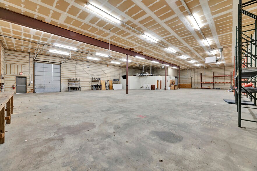 More Photos Of 4 Lewis Cir, Wilmington Warehouse For Lease
