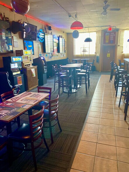 More Photos Of 120 N Main St, Elgin General Retail For Sale