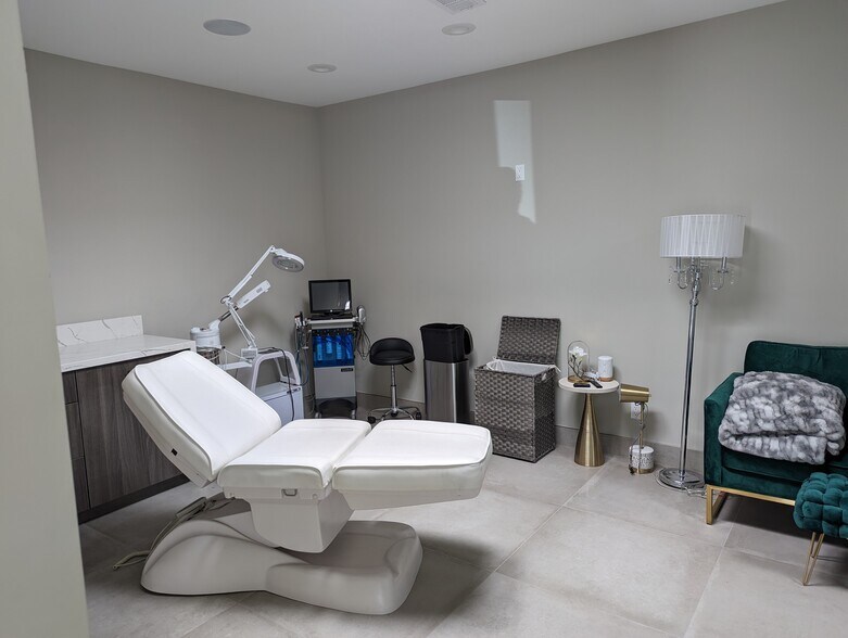 More Photos Of 3028-3034 E Coast Hwy, Corona Del Mar Storefront For Lease