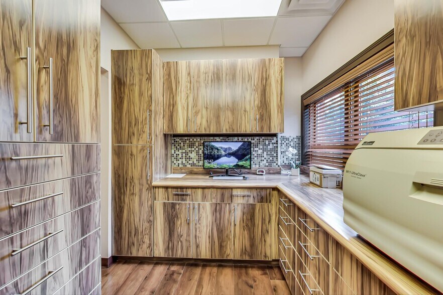 More Photos Of 1421-1431 McHenry Rd, Buffalo Grove Office For Sale