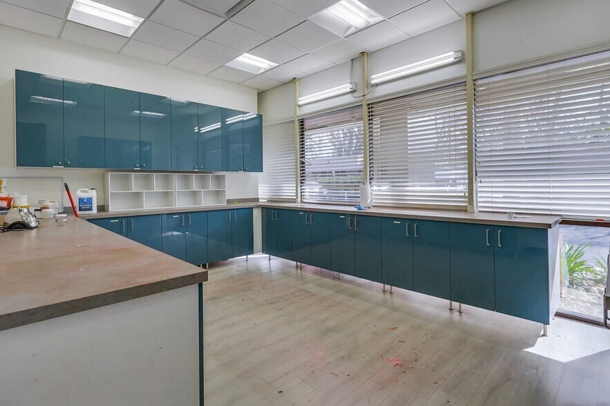 More Photos Of 5947-5951 Variel Ave, Woodland Hills Office For Sale