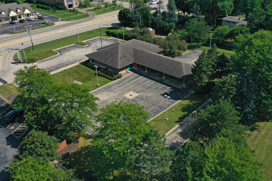More Photos Of 170 N Il-31, Crystal Lake Bank For Lease