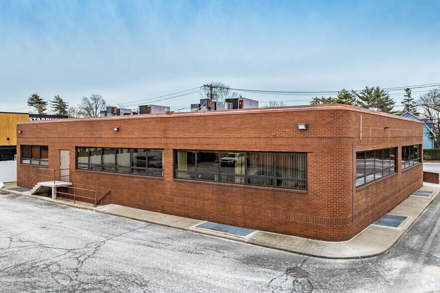 More Photos Of 520 W Old Country Rd, Hicksville Office For Sale