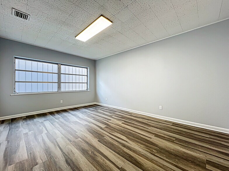 More Photos Of 1976 W Fairbanks Ave, Winter Park General Retail For Sale