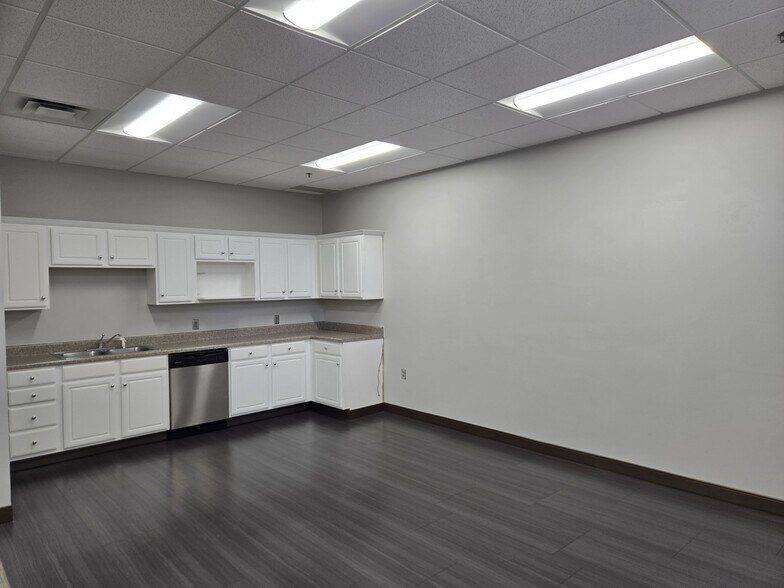 More Photos Of 1532 Stone Ridge Dr, Stone Mountain Warehouse For Lease
