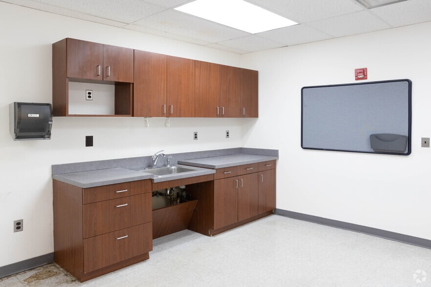 More Photos Of 220 Davidson Ave, Somerset Office For Lease