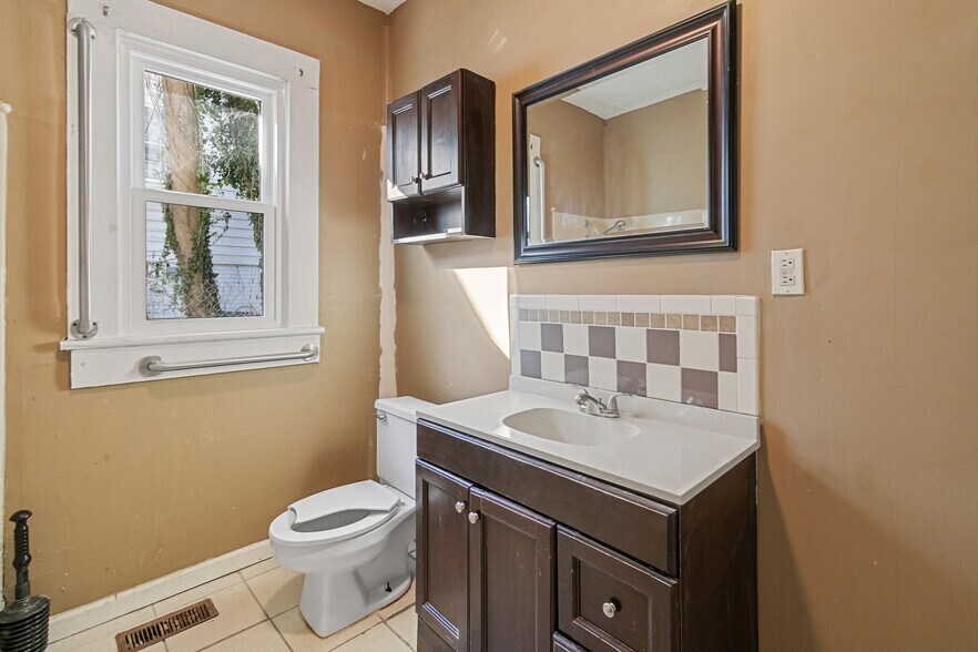 More Photos Of 960 Curry Pl, Macon-Bibb Healthcare For Sale