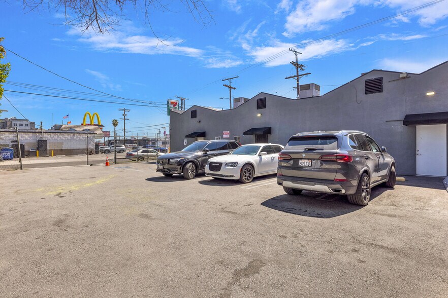 More Photos Of 11119-11123 Burbank Blvd, North Hollywood Storefront Retail Office For Lease