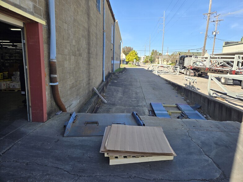 More Photos Of 501 Ninth ave, Evansville Distribution For Sale