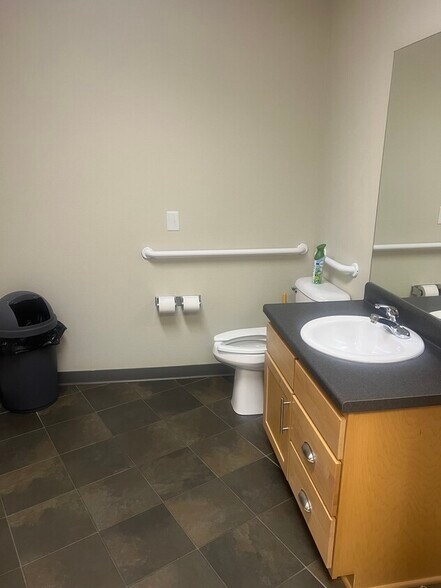 More Photos Of 2607 Washington St, Pella Medical For Lease