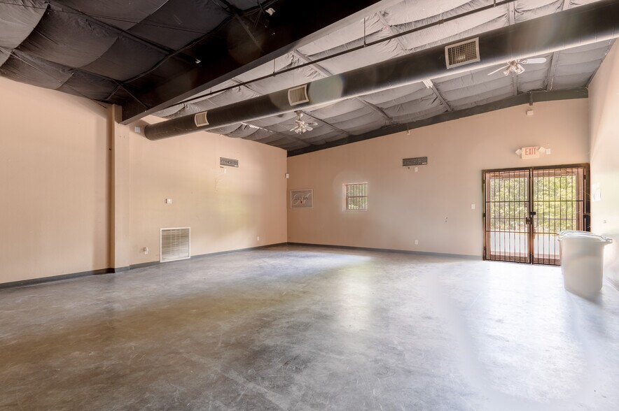 More Photos Of 614 Highway 190, Huntsville Restaurant For Sale