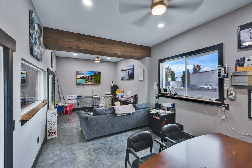 More Photos Of 7168 N Government Way, Dalton Gardens Warehouse For Lease