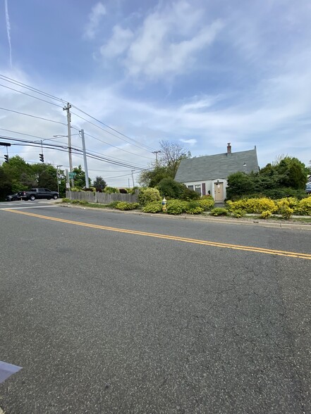 Primary Photo Of 1 Ranch Ln, Levittown Medical For Sale