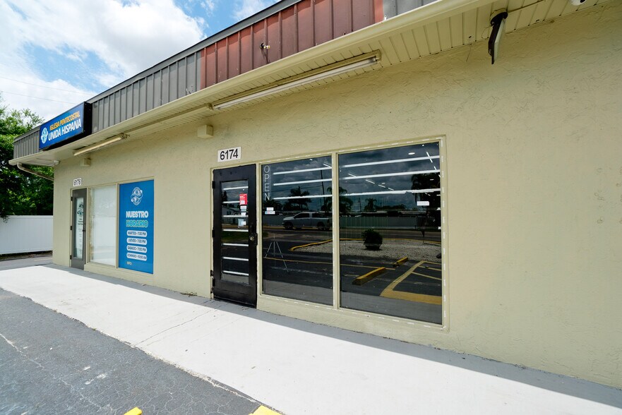 More Photos Of 6132 15th St E, Bradenton Storefront For Lease