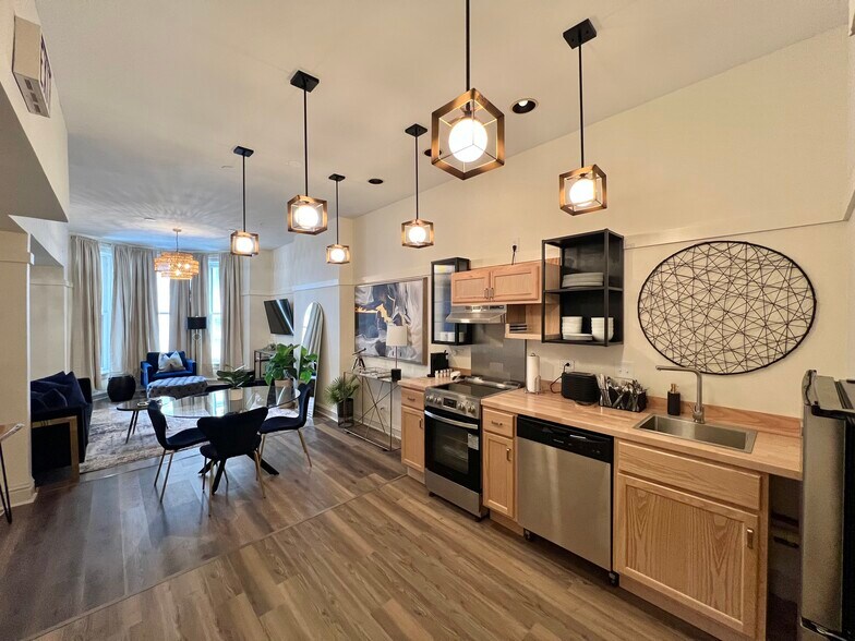 More Photos Of 642 N Dearborn St, Chicago Apartments For Sale