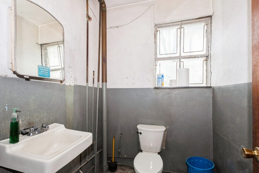 More Photos Of 2217 Farragut ave, Bristol Service For Sale