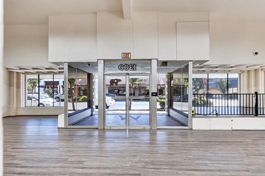 More Photos Of 1300-1340 Broadway Ave, Atwater Storefront For Lease