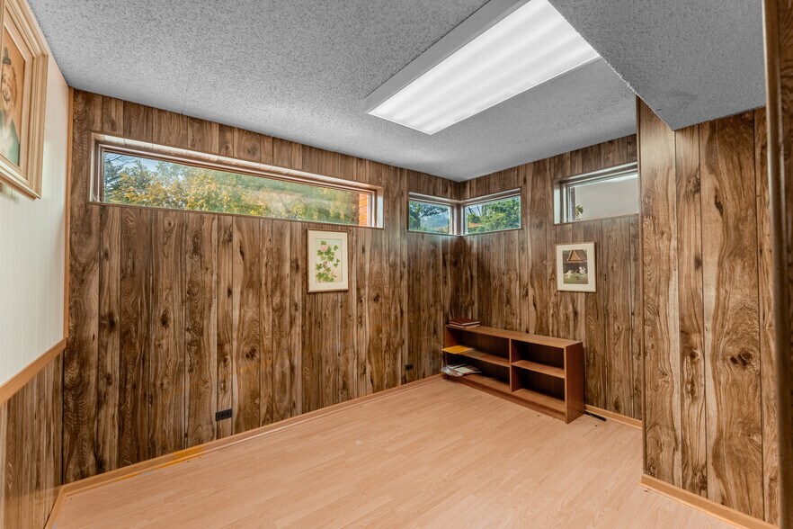 More Photos Of 5601 Victoria Dr, Oak Forest Office For Sale