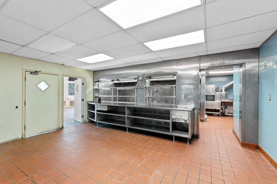 More Photos Of 1028 E Juneau Ave, Milwaukee Hotel For Lease