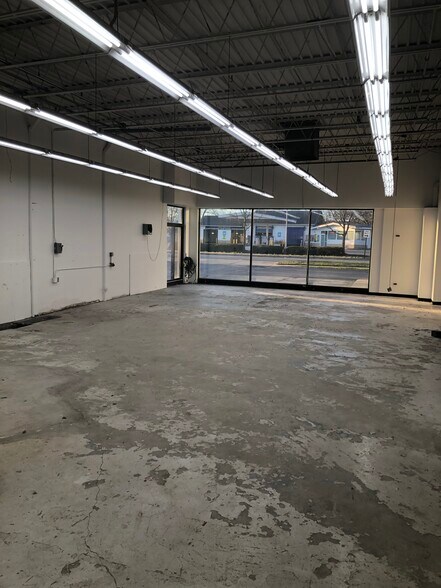 More Photos Of 3950-3970 S Dixie Dr, Dayton Showroom For Lease