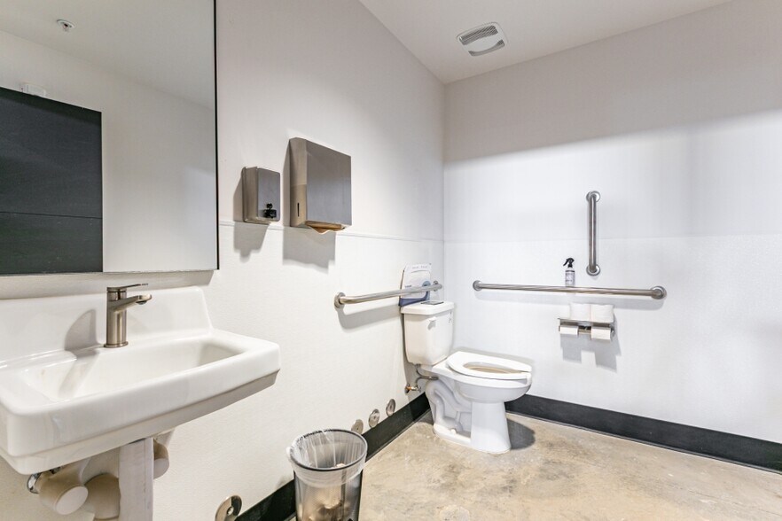 More Photos Of 5680 Browns Canyon Rd, Peoa Showroom For Lease