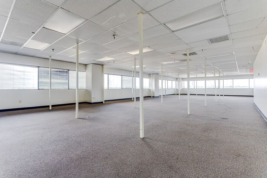 More Photos Of 2350 Valley View Ln, Dallas Loft Creative Space For Lease