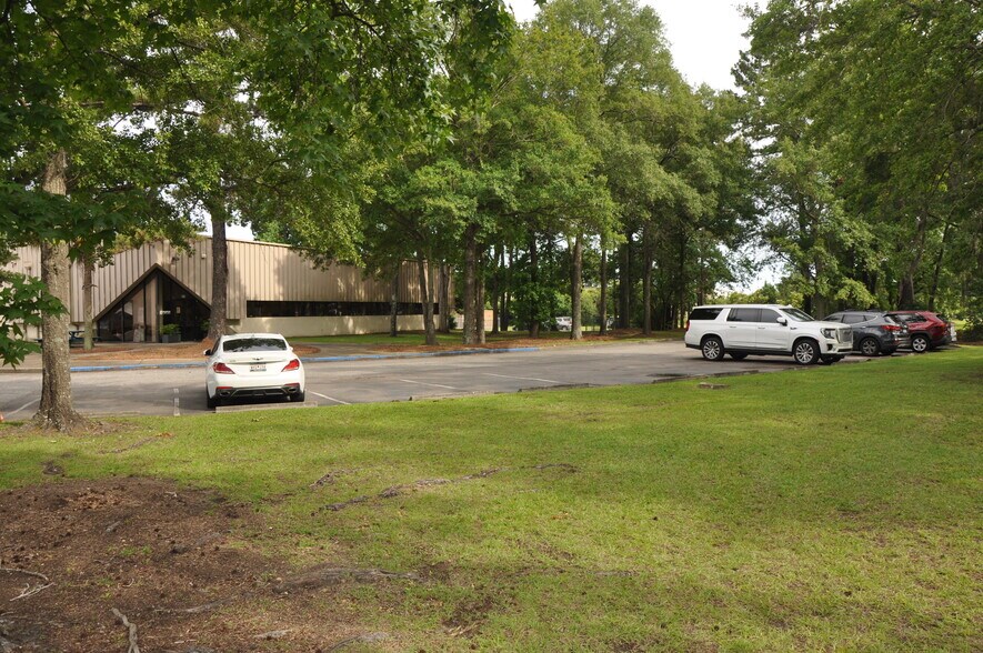 More Photos Of 917 Commerce Cir, Hanahan Warehouse For Sale