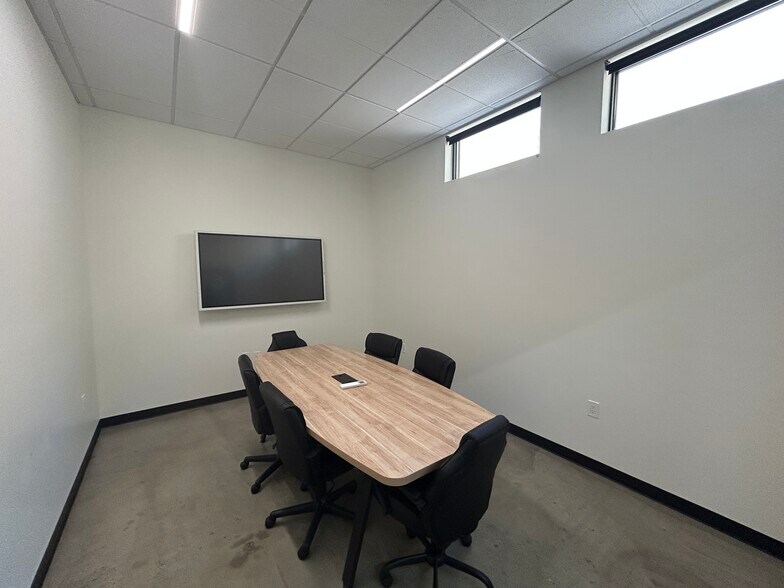 More Photos Of 5615 S Hood Ave, Portland Office For Sale