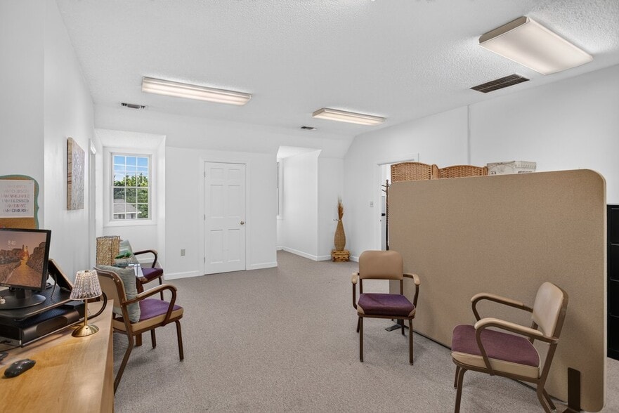 More Photos Of 800 Country Club Rd, Harrisonburg Office For Sale