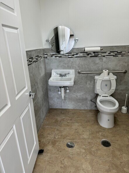 More Photos Of 12989 Bellaire Blvd, Houston Storefront For Sale