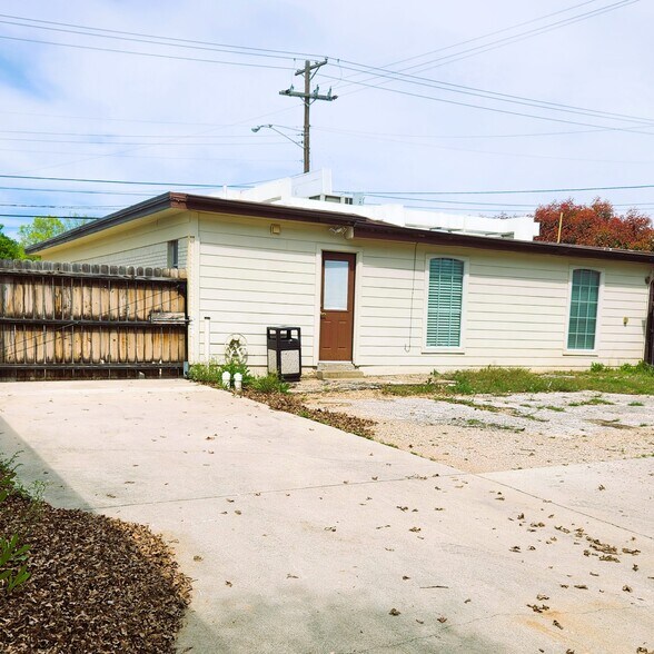 More Photos Of 7604 Baker Blvd, Richland Hills Freestanding For Lease