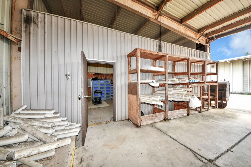 More Photos Of 10814 Woodedge Dr, Houston Warehouse For Sale