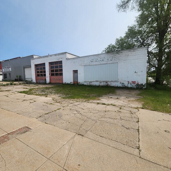 More Photos Of 104 S Main St, Evart Storefront For Sale