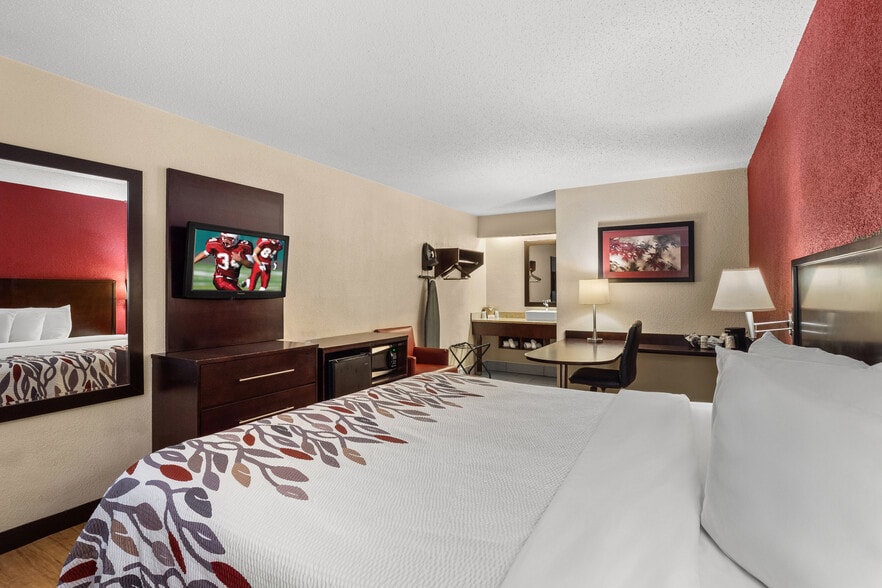 More Photos Of 3615 Dunckel Dr, Lansing Hotel For Sale