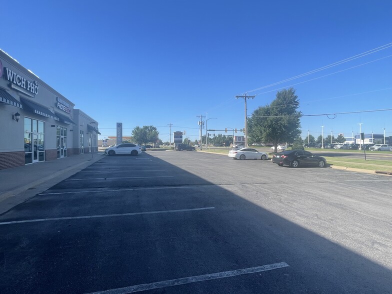 More Photos Of 1769-1779 Garth Brooks Blvd, Yukon Freestanding For Lease