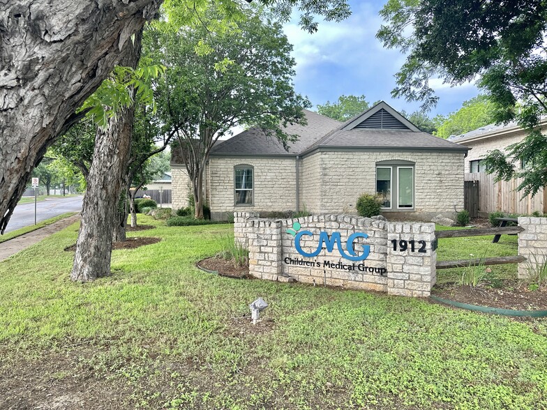 Primary Photo Of 1912 W 35th St, Austin Veterinarian Kennel For Lease