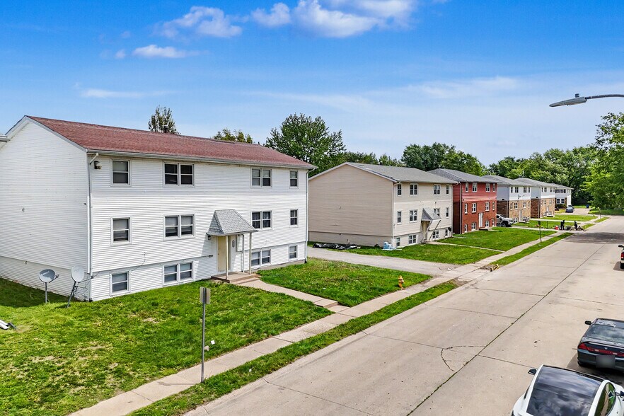 Primary Photo Of 604-702 W 63rd St, Davenport Apartments For Sale