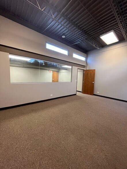 More Photos Of 1630 Old Deerfield Rd, Highland Park Warehouse For Lease