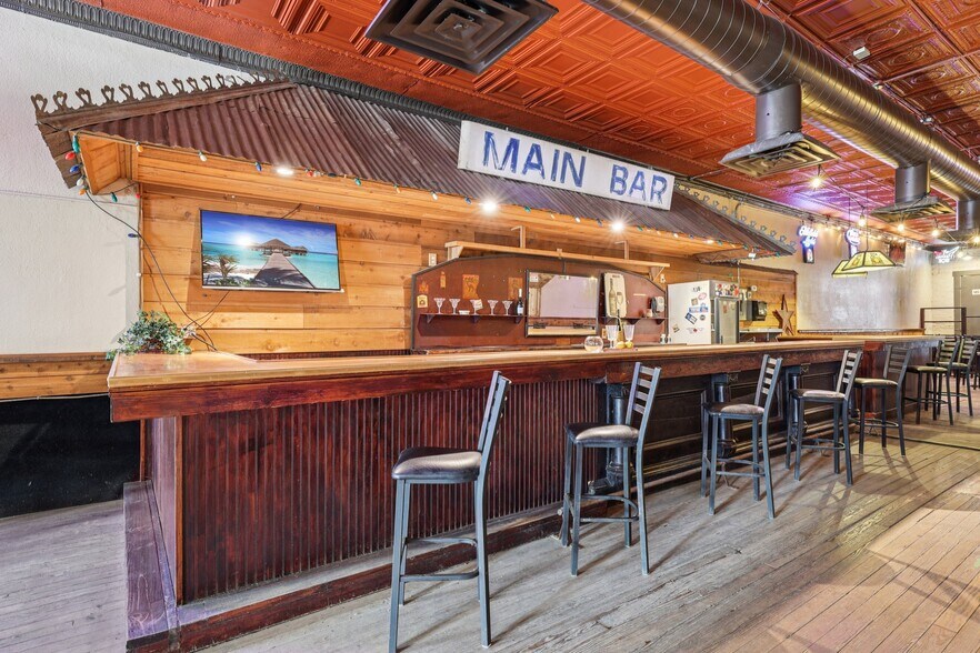 More Photos Of 113 N Main St, Moulton Bar For Sale