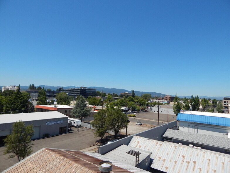 More Photos Of 327 S Fir St, Medford Warehouse For Sale