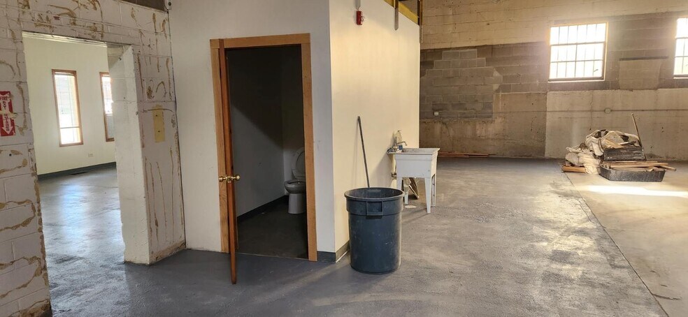 More Photos Of 11743 S Mayfield Ave, Alsip Warehouse For Lease