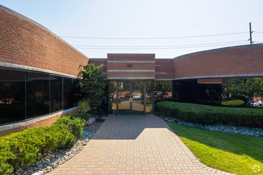 More Photos Of 6230 Orchard Lake Rd, West Bloomfield Office For Lease