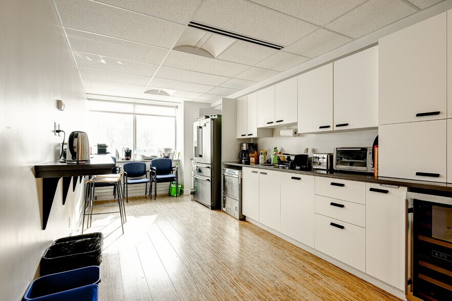 More Photos Of 2170 Boul René-Lévesque O, Montréal Medical For Lease