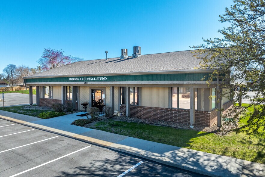 More Photos Of 7501-7611 Douglas Ave, Urbandale Unknown For Lease