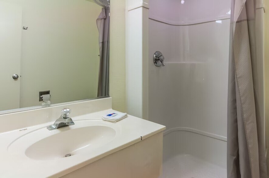 More Photos Of 1860 E Main St, Green River Hotel For Sale