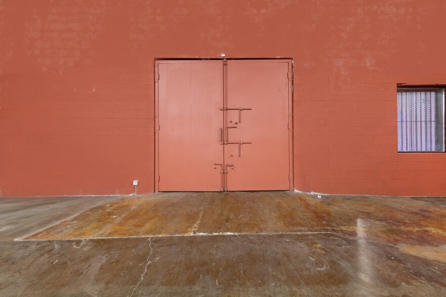 More Photos Of 5000 W Adams Blvd, Los Angeles Showroom For Lease