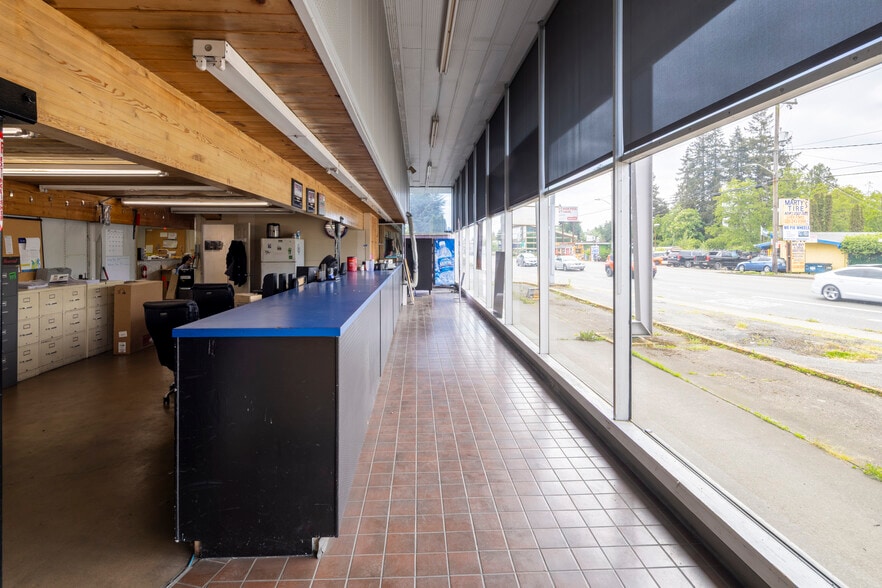 More Photos Of 14600 Ambaum Blvd SW, Burien Auto Repair For Lease