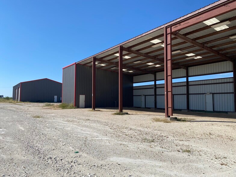 More Photos Of 3248 N. Hwy Frontage Rd., Three Rivers Warehouse For Lease