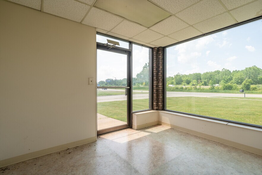 More Photos Of 42470 Executive Dr, Harrison Township Warehouse For Lease